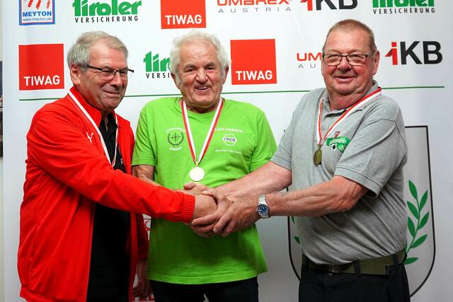 Josef Pohler (Bildmitte - SG Ehrwald) holte sich in der Seniorenklasse 3 den Sieg und damit Titel des Tiroler Meisters in der Disziplin Sitzend aufgestützt. | Foto: Christian Kramer, TLSB