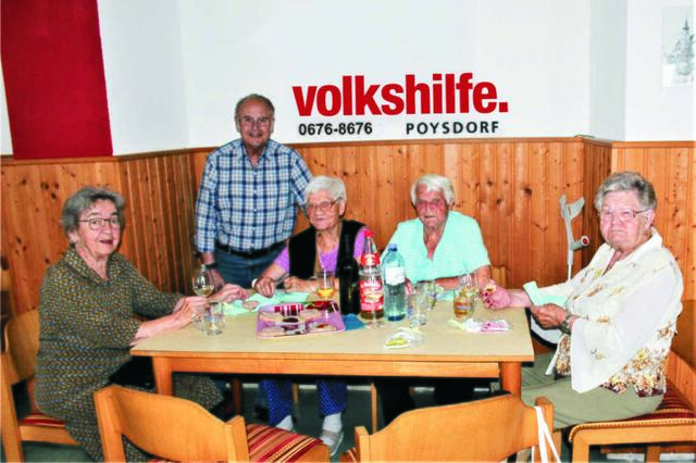Hermine Winkler, Egon Englisch, Rosa Resch, Maria Penka und Maria Graser beim 220. Volkshilfe Tratsscherl. | Foto: Egon Englisch
