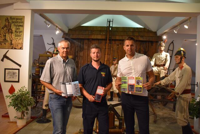 Präsentation der Notfallkarte: Gerhard Glösl von Busatis, Feuerwehrkommandant Sebastian Auer und Gemeinderat Manuel Brunner | Foto: Roland Mayr
