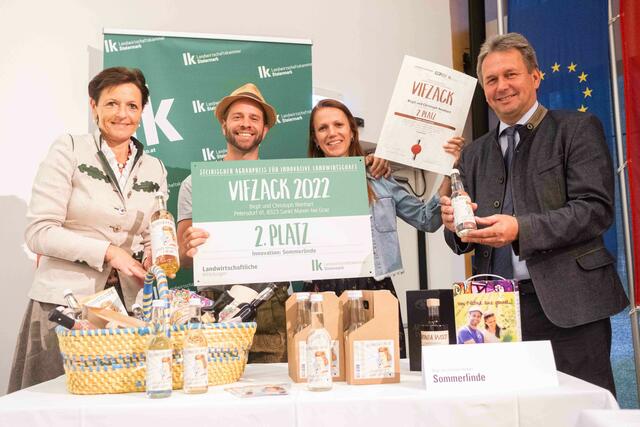 Siegerehrung für Birgit und Christoph Reinhart (Mitte), die ein innovatives Sommergetränk erfunden haben. | Foto: LK/Danner
