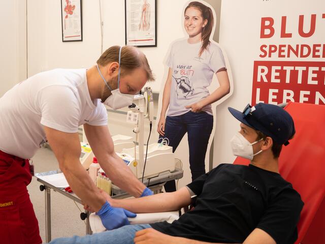 Eine Blutspende dauert mit Vor- und Nachbehandlung nur 30 Minuten.  | Foto: Rotes Kreuz Steiermark