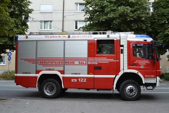 Die Berufsfeuerwehr Salzburg brachte den Brand unter Kontrolle. | Foto: Archivbild