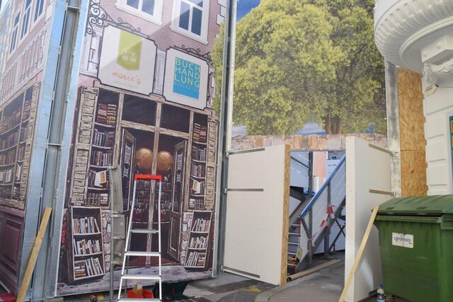 Ein Durchgang zu den Geschäften – Maries Naturdrogerie, Buchhandlung Stockerau und Heiner – ist jederzeit, wenn keine Vorstellung ist, möglich. | Foto: Sandra Schütz