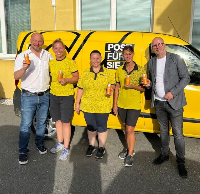 Über die mitgebrachten Getränke freuten sich die Kolleginnen und Kollegen. | Foto: FCG Post Steiermark