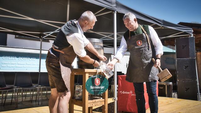 Bieranstich mit (v.li.) Peter Mall (OK-Chef FIS Alpine Junioren Ski Weltmeisterschaften St. Anton am Arlberg 2023 ) und Helmut Mall (Bürgermeister von St. Anton am Arlberg). | Foto: TVB St. Anton am Arlberg_Patrick Bätz