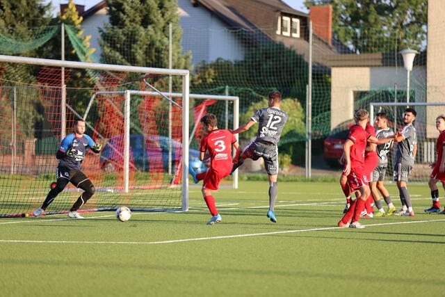 Altenbergs Junge: Eigenbauspieler Matthias Luxner (rotes Trikot) rutschte gegen Pregarten in die Startelf. | Foto: Reischl