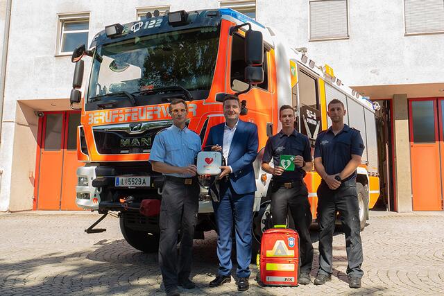 V.l.: Branddirektor-Stellvertreter Stefan Krausbar, Stadtrat Michael Raml und weitere Feuerwehrkollegen. | Foto: Stadt Linz