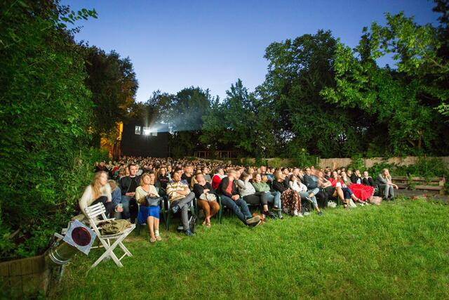 Unter freiem Himmel kann man aktuell Kinofilme im Augarten Wien genießen. Das "Kino wie noch nie" wartet mit Klassiker und Neuentdeckungen – inklusive Live-Musik und Stargästen – auf.  | Foto: Filmarchiv Austria/Severin Dostal