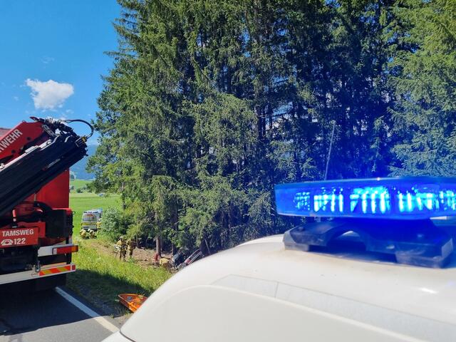 Die Feuerwehr Tamsweg und Feuerwehr St. Andrä wurde zur Unfallstelle gerufen.  | Foto: Rotes Kreuz Salzburg
