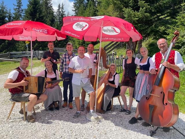 Auf der Galtalm: David und Bgm. Hans Deutschmann, Walter Schatz (Weinkellerei Meraner), Christoph Fischer (Kellerei Kaltern), die Galtalm-Mädels Bianca Müller und Anna Deutschmann mit dem Naviser Viergesang | Foto: Kainz