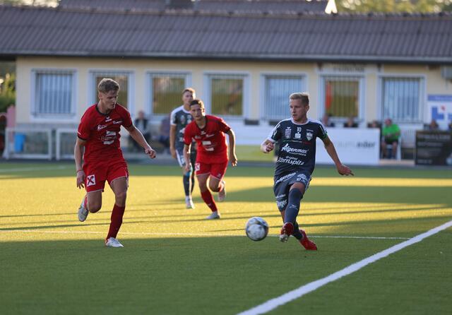 Markus Blutsch (am Ball) ließ die Altenberger ordentlich ins Schwitzen kommen. | Foto: Reischl