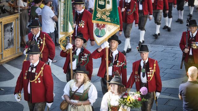 Einzug der Schützenkompanie St. Anton am Arlberg. | Foto: TVB St. Anton am Arlberg_Patrick Bätz