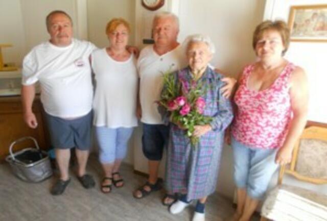 Die Kinder Franz, Anita, Hans, die Jubilarin Elfriede Höfler und Karina (v.l.) | Foto: privat