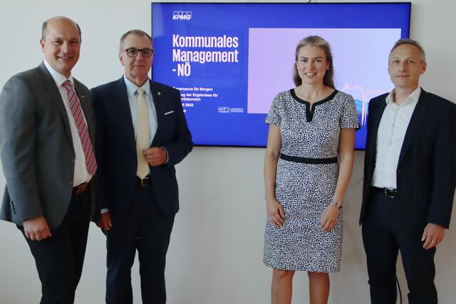 NÖ Gemeindebund-Präsident Johannes Pressl und NÖ GVV-Präsident Rupert Dworak mit den beiden KPMG-Senior Managern Sonja Irresberger und Michael Klewan bei der Studienpräsentation.
  | Foto: NÖ Gemeindebund