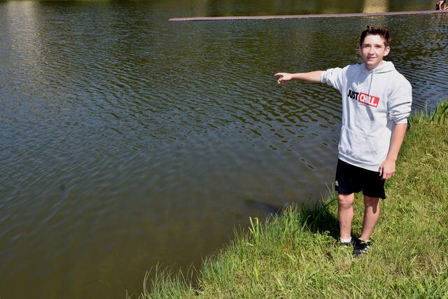 Simon Lehner-Ölweiner aus Gloxwald an der Stelle, wo er ins Wasser sprang und einem Mann das Leben rettete.  | Foto: Robert Zinterhof