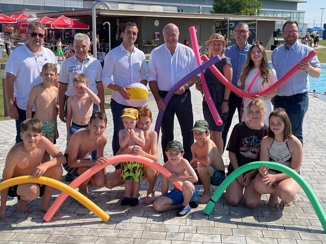Bild (Stadt Wiener Neustadt/Weller): "Aqua Nova"-Betriebsleiter Markus Kopecky, Gemeinderat Ferdinand Ebert, Gemeinderat Kevin Pfann, Erster Vizebürgermeister Christian Stocker, Gemeinderätin Sabine Gremel, Klubobmann Matthias Zauner, Lisa Salinger ("MÄX") und Gemeinderat Robert Pfisterer (hinten v.l.n.r.) gemeinsam mit jungen Badegästen bei der "Aqua Nova"-Geburstagsparty
 | Foto: Zezula