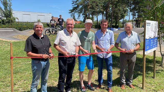 Landeshauptmann Stellvertreter Anton Lang durchtrennte gemeinsam mit Vizebürgermeister Ferdinand Weber, Johannes Bartl (Alpenverein), Bürgermeister Peter Stradner und Vizebürgermeister Johann Ritter feierlich das Band.  | Foto: Brigitte Gady
