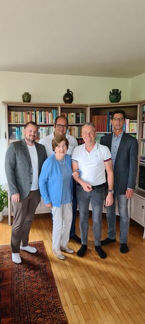  hinten v.l. GV Rene Feichtenschlager, GV Ferdinand Hintermair, VBgm. Ing. Ferdinand Bernhofer 
vorne v.l. Ehrenringträgerin Frau Moser Frieda, Bgm Erich Priewasser | Foto: Gemeinde Höhnhart