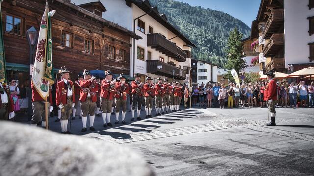 Ehrensalve der Schützenkompanie St. Anton am Arlberg. | Foto: TVB St. Anton am Arlberg_Patrick Bätz