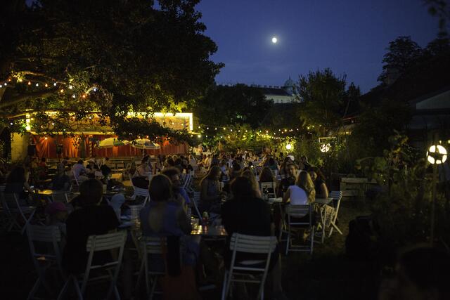Unter freiem Himmel kann man aktuell Kinofilme im Augarten Wien genießen. Das "Kino wie noch nie" wartet mit Klassiker und Neuentdeckungen – inklusive Live-Musik und Stargästen – auf. 
 | Foto: Filmarchiv Austria/Severin Dostal