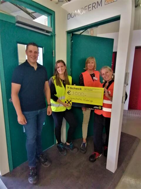 Matthias Geibel und Corinna Thier, DOMOFERM mit Carolin Culen und Verena Bittner-Call als Vertreter der Kinderliga bei der Übergabe der Spende. | Foto: DOMOFERM