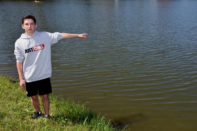 Simon Lehner-Ölweiner aus Gloxwald an der Stelle, wo er ins Wasser sprang und einem Mann das Leben rettete.  | Foto: Robert Zinterhof
