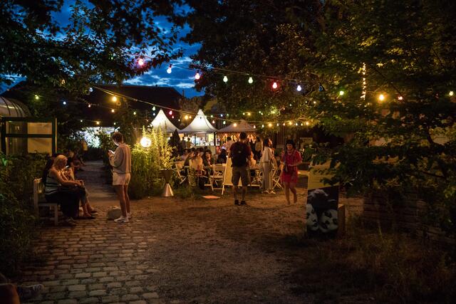 "Kino wie noch nie":  Speisen und Getränke warten in der Gartenküche im Wiener Augarten. | Foto: Filmarchiv Austria/Severin Dostal