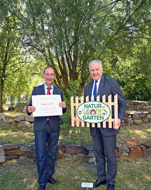 Univ.-Prof. Peter Filzmaier und Landesrat Martin Eichtinger präsentieren die neuesten Erkenntnisse einer Umfrage zu „Natur im Garten“ und dem ökologischen Gärtnern in Niederösterreich. | Foto: Natur im Garten/Ehn