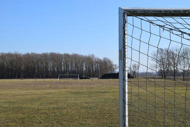 Sollen auf dem früheren Fußballplatz Wohnanlagen gebaut werden? Darüber entscheiden 489 Rauchwarter am Sonntag bei einer Volksabstimmung. | Foto: Martin Wurglits