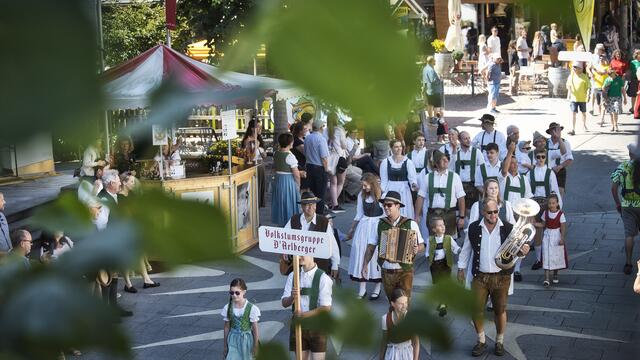 Einzug der Volkstumsgruppe D'Arlberger. | Foto: TVB St. Anton am Arlberg_Patrick Bätz