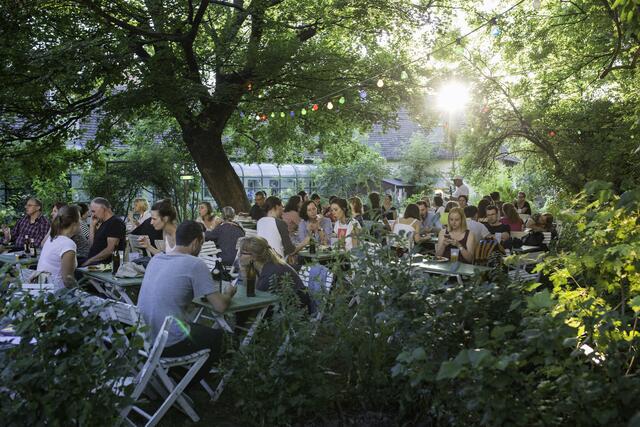 "Kino wie noch nie": Speisen und Getränke warten in der Gartenküche im Wiener Augarten. So bunt wie der Platz ist das Angebot, das – natürlich auch vegetarisch und vegan. | Foto: Filmarchiv Austria/Severin Dostal