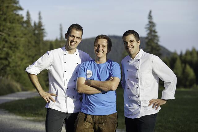 Ein kulinarisches Exklusiv-Erlebnis im Naturfreundehaus Knofeleben bieten die beiden Haubenköche Martin (l.) und Stefan Görg (r.) vom Kupfer-Dachl in Eichbüchl in Wiener Neustadt ihren Gästen in Abstimmung mit Hüttenwirt Marco Auer an.  | Foto: (C) Wiener Alpen/Lierzer 