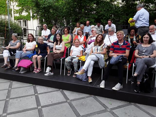 Die liebe Familie versammelte sich in der ersten Reihe