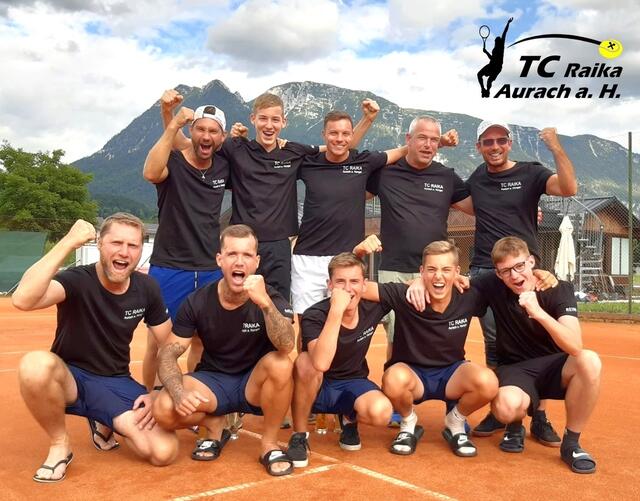 Stehend (v.l.): Frischauf, Uhlir, Schreckinger, Schachinger, Jetzinger; hockend (v.l.): Jugendwart Hemetsberger, Meisinger, Gründlinger, Uhlir, Reinhart.
 | Foto: Tennisclub Aurach