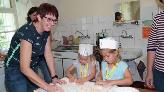 Beim Ferienspiel wurde auch gebacken. | Foto: Claudia Zeiner
