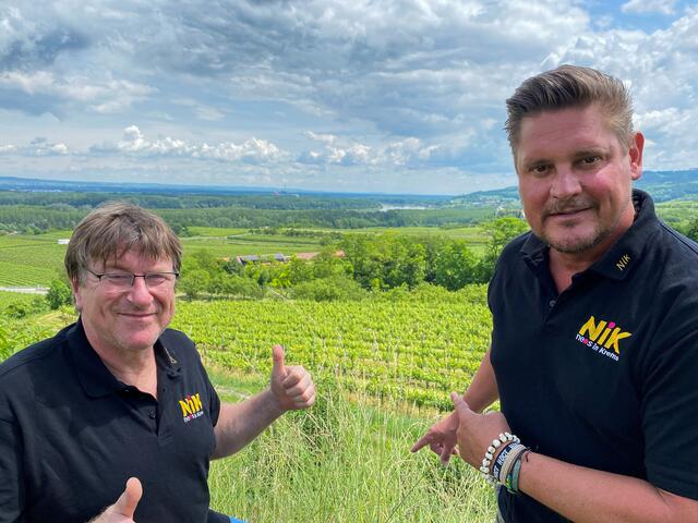 Blick auf Angern und Hollenburg von Brunnkirchen/Thallern aus: Kandidat, Kaffeehausbetreiber Christian Ilkerl und Spitzenkandidat Dominic Heinz. | Foto: NIK 