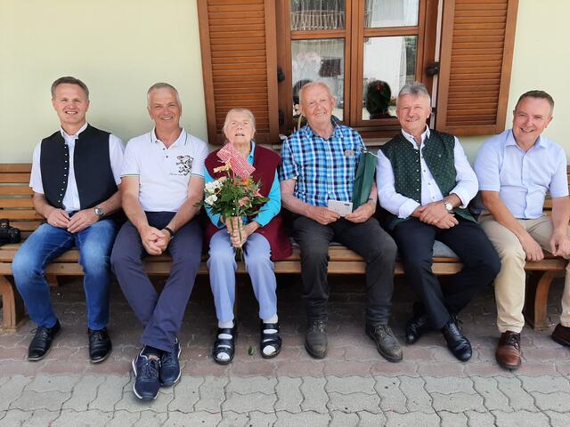 Das Jubiläumspaar Johanna und Ferdinand Berger vlg. Haas in Moihof im Kreis der Gratulanten, an der Spitze LAbg. Hubert Lang. | Foto: KK