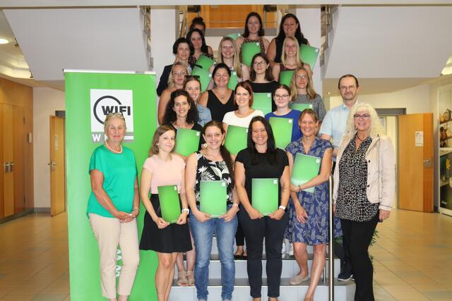 Die 18 Teilnehmerinnen des Ordinationsassistenten-Lehrgangs erhielten im WIFI Burgenland ihre Diplome. | Foto: Wirtschaftskammer