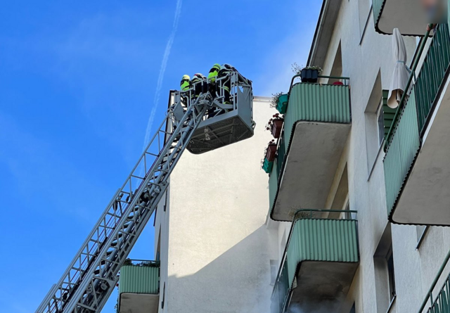 Zu einem Zimmerbrand wurde die Wiener Feuerwehr am Donnerstag in der Leopoldstadt gerufen. Der Brand konnte rasch gelöscht und alle Menschen aus dem Gebäude in Sicherheit gebracht werden. | Foto: Stadt Wien / Feuerwehr