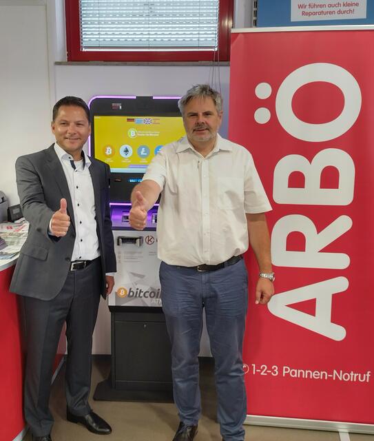 Kurant Geschäftsführer Stefan Grill und ARBÖ-Wien Direktor Günther Schweizern vor einem der Kryptowährungs-Automaten (vl).  | Foto: Kurant
