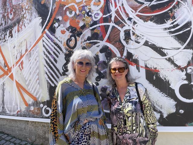 Die zwei Schwestern Andrea und Gabriele Kronlachner sind extra aus Attnang-Puchheim zur Enthüllung des Gemäldes angereist.  | Foto: Anna-Katharina Wintersteller