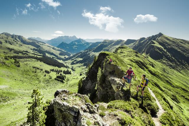 Felsen, Wiesen, Panorama: All das gibt es entlang des neuen Weitwanderwegs. | Foto: saalbach.com, Mia Knoll