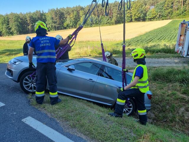 Die Feuerwehr Jabing befreite den Pkw aus dem Straßengraben. | Foto: Feuerwehr Jabing