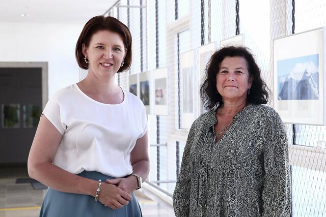  v. l.: Die Gemeinde-Landesrätinnen Michaela Langer-Weninger (ÖVP) und Birgit Gerstorfer (SPÖ) kündigen 31 Millionen Euro an Verstärkungsmitteln für die 438 Gemeinden und Städte an. | Foto: Land OÖ/Kauder