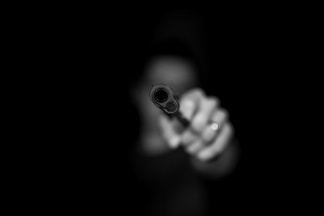 Mit einer Waffe sollen drei Jugendliche einen Mann am Südtiroler Platz bedroht haben. Bei der Flucht hat sich der 32-Jährige leicht verletzt. | Foto: Max Kleinen/Unsplash (Symbolbild)