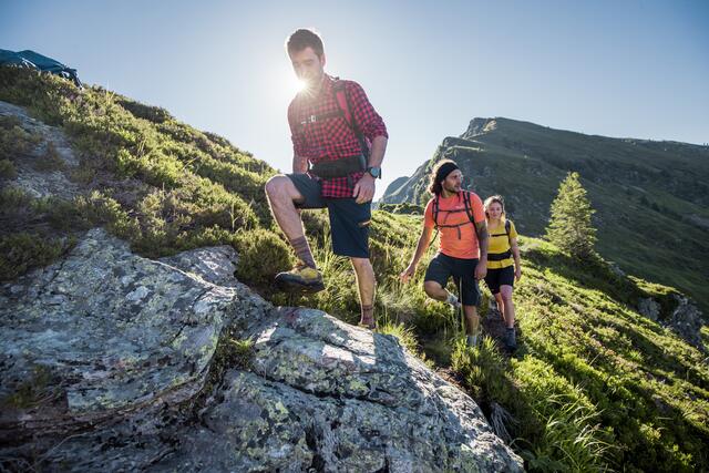 Teilabschnitte des Weitwanderwegs "Pinzga Hatscha" führen den Berggrat entlang. | Foto: saalbach.com, Mia Knoll