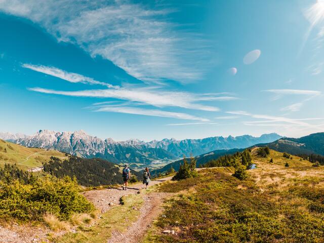 Wandern mit Blick auf das Steinerne Meer… am Weitwanderweg "Pinzga Hatscha" ist's möglich. | Foto: Saalfelden Leogang, Michael Geißler