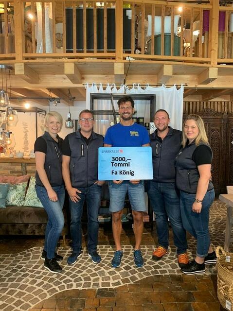 vlnr: Claudia und Mathias - Firma König
         CLIMBINGZOO Obmann Hauser Gerhard
         Stefan und Stephanie - Firma König
SCHECKÜBERGABE | Foto: Firma König