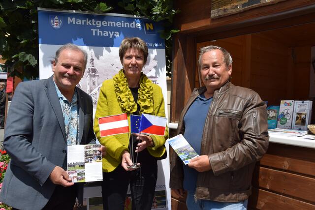 Vlnr: BR.Bgm Ing. Eduard Köck (Obmann Zukunftsraum Thayaland); NRin Martina Diesner-Wais und 
Vzbgm Mgr Vladimir Semotan von Cesky Rudolec bei der Präsentation der neuen zweisprachigen 
Broschüre beim Bauernmarkt in Thaya | Foto: Foto: Verein Zukunftsraum Thayaland