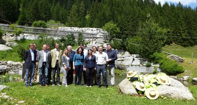 Am 10. Juli 2013 leitete LHStvin Felipe erstmals eine Sitzung des Tiroler Nationalparkkuratoriums: vorne vlnr: Klaus Unterweger, Martin Mayerl, Friedl Schneeberger, Daria Sprenger, LHStvin Ingrid Felipe, Olga Reisner, Hermann Stotter hinten vlnr: Roman Kollnig, Hubert Jesacher, Peter Hasslacher, Johannes Ehrenfeldner, Andreas Pfurner, Andreas Köll.  | Foto: © NPHT